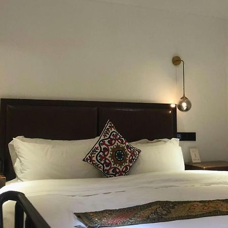 Qintai Tibetan Culture Boutique Hotel Чэнду Экстерьер фото